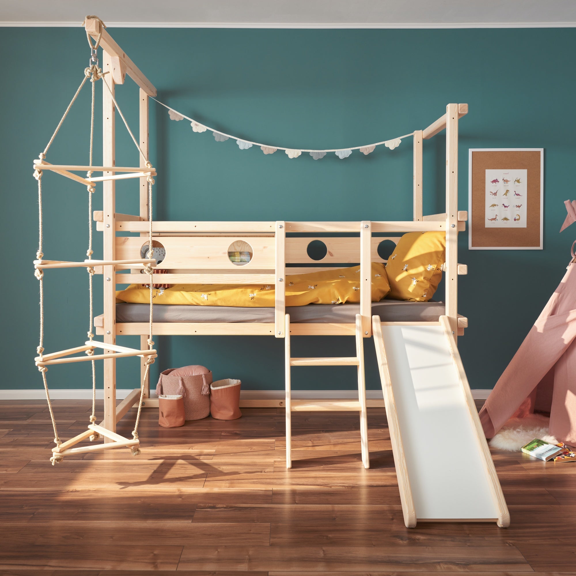 Halbhohes Hochbett für Kleinkinder mit Rutsche für Kinder zum Klettern, Spielen, Entdecken und Schlafen – von TAU Abenteuerbetten