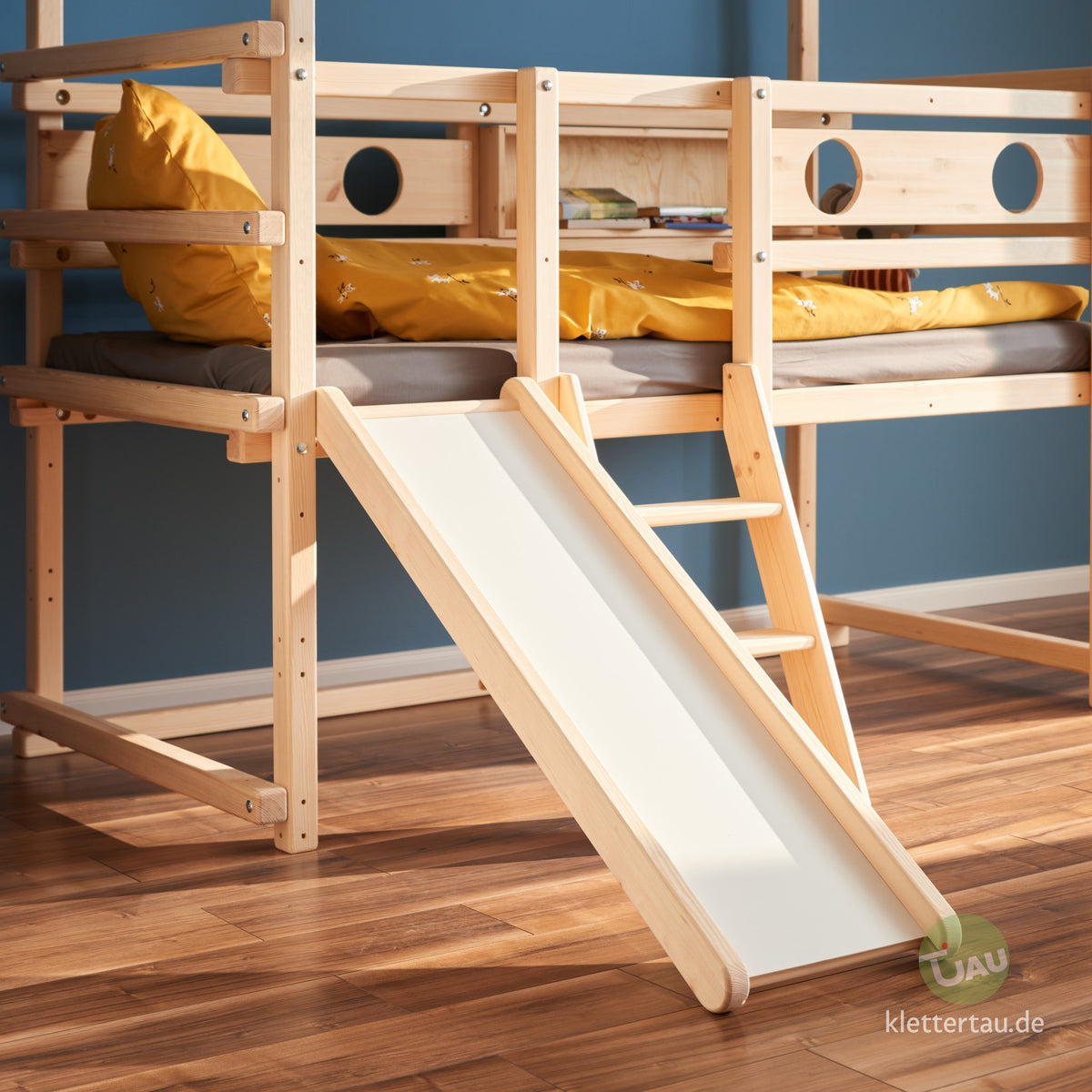 Beispiel kleine Rutsche an einem Kleinkindbett
