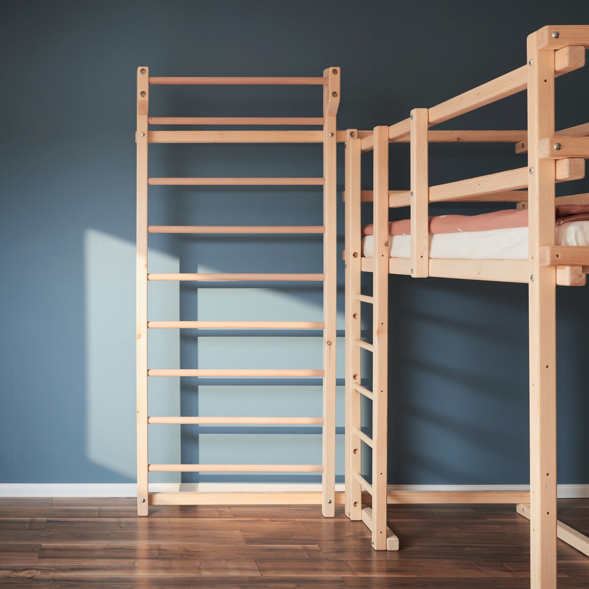 Sprossenwand neben Hochbett von TAU Abenteuerbetten