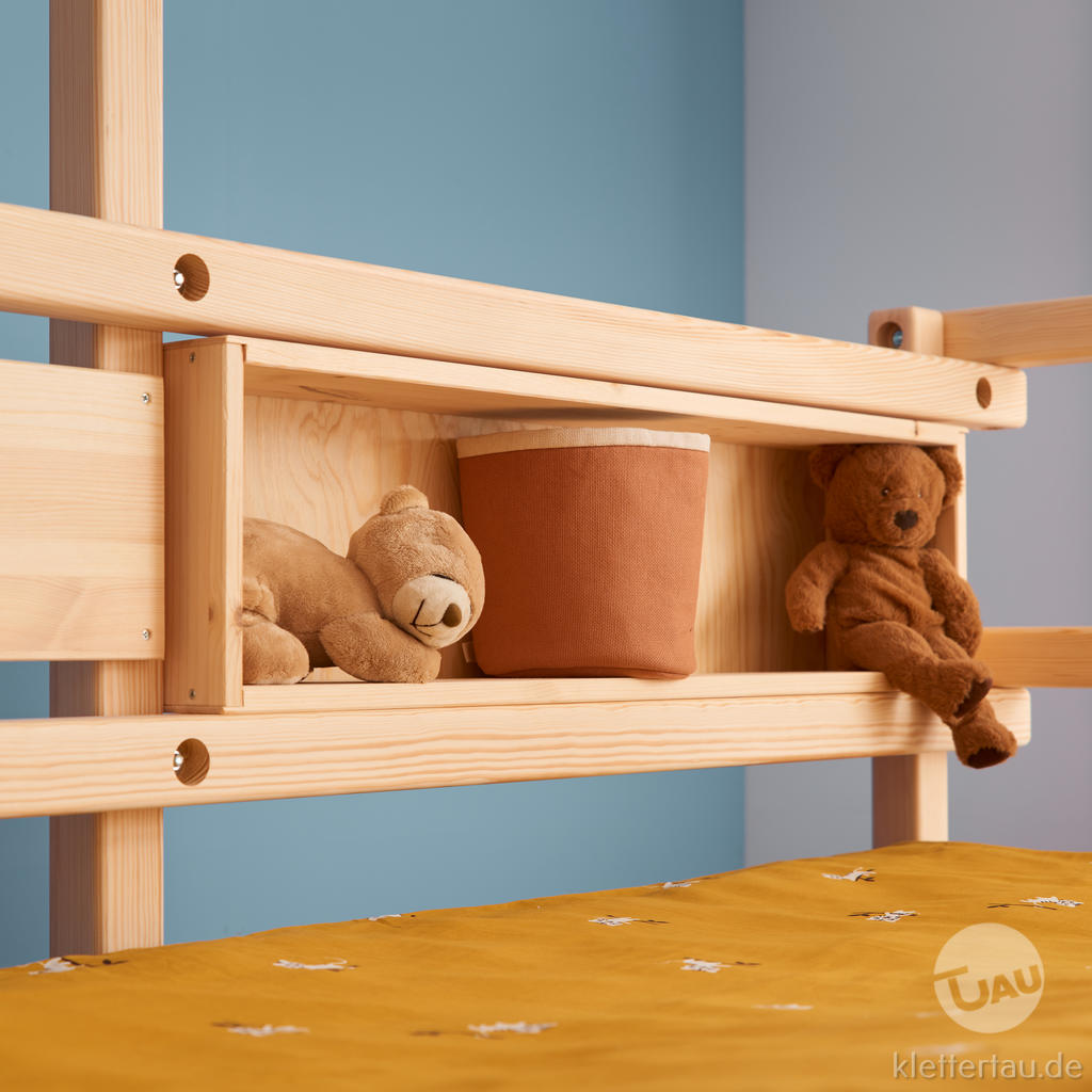 Hochbett über Doppelbett mit Rutsche (Kinder-Hochbett) – Regal am Bettpfosten mit Kuscheltieren im Kinderzimmer | TAU